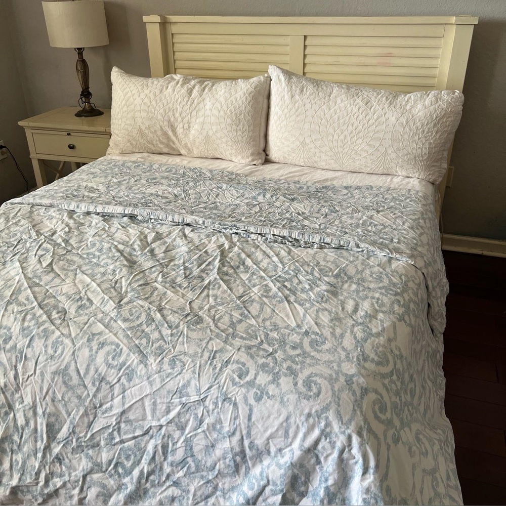 Pottery Barn Light Blue accented Cotton Cal King Size Duvet Cover